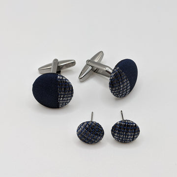 Srebrno modri manšetni gumbi za ženina iz nerjavečega jekla. v kombinaciji z uhani  iz iste tkanine.