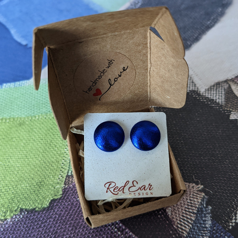 Ročno izdelani unikatni uhani iz  modre tkanine. Zapakirani v lično darilno kartonsko embalažo z logotipom RedEar Design.