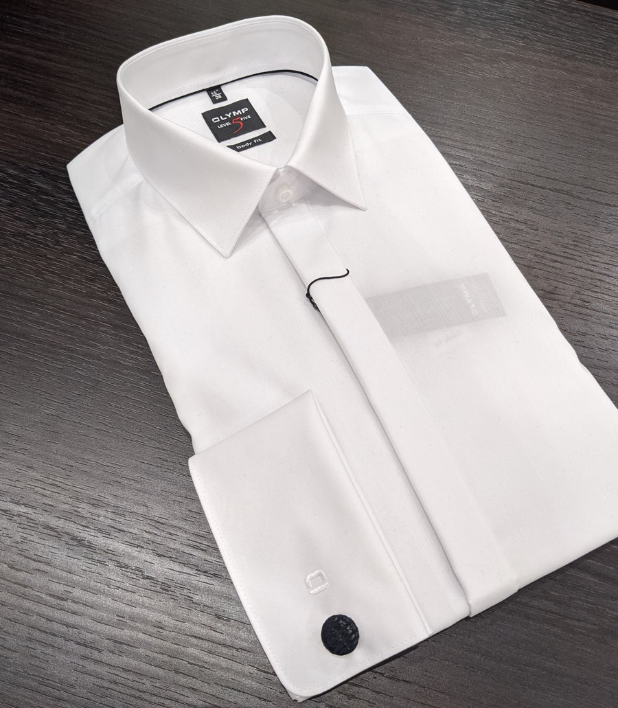 Bela moška srajca z manšetnim gumbom iz nerjavečega jekla premera 1,6 cm.